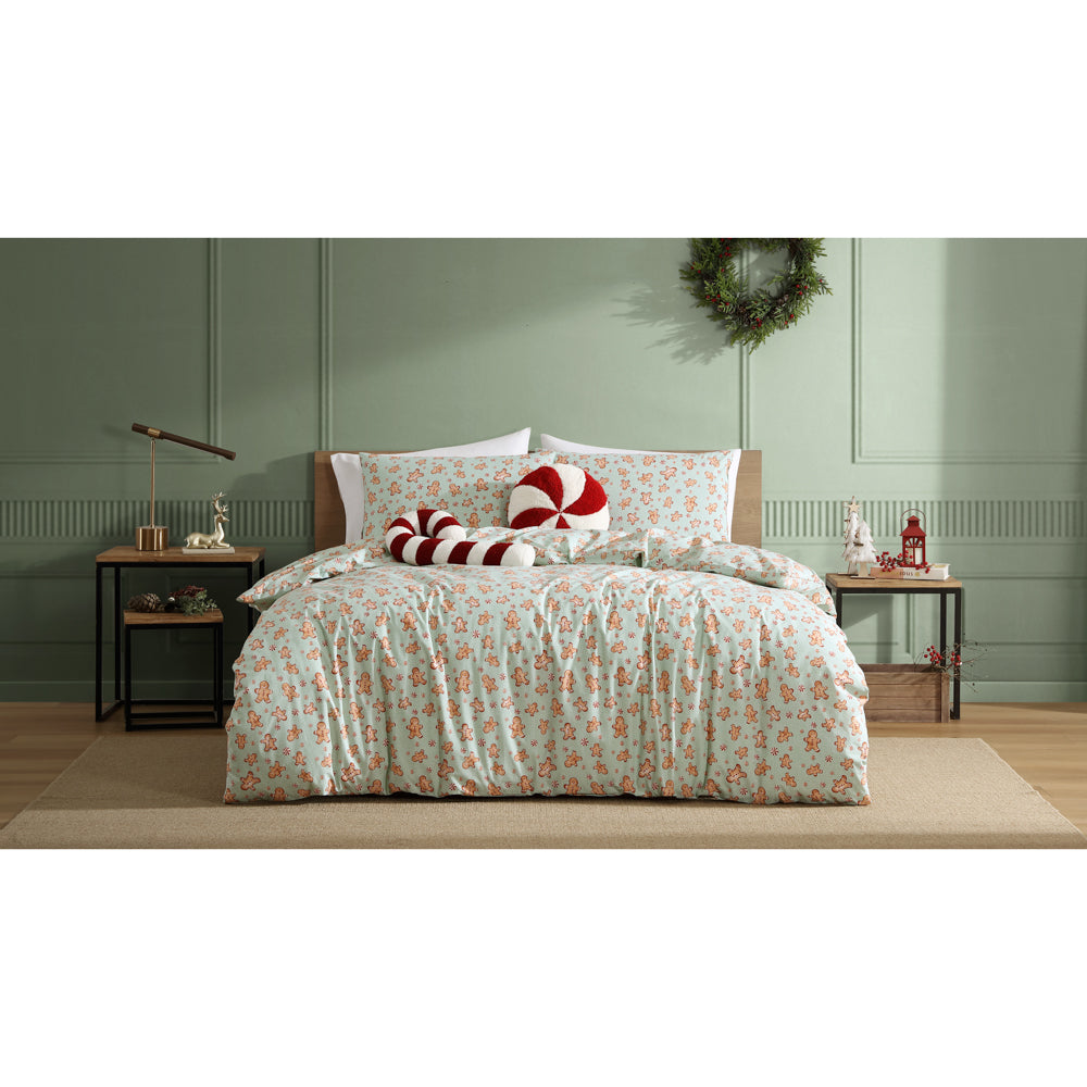 ARDOR-GINGERBREADMANQUILTCOVERSET-LIFESTYLEWITHCUSHIONS